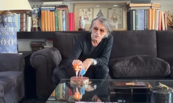 Ο Ηλίας Ψινάκης έγινε 78 ετών: Το βίντεο από το σαλόνι του σπιτιού του