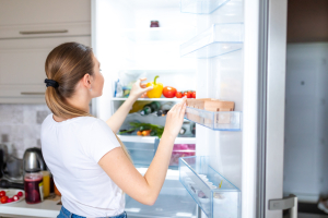 8 tips για να οργανώσεις έξυπνα το ψυγείο και την κουζίνα