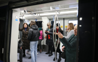 Μετρό Θεσσαλονίκης: Πλήθος κόσμου στους συρμούς, γεμάτα φεύγουν τα βαγόνια (εικόνες)