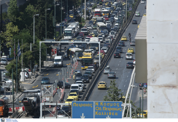 Μποτιλιάρισμα στο ύψος του Νιάρχου, ανατροπή οχήματος