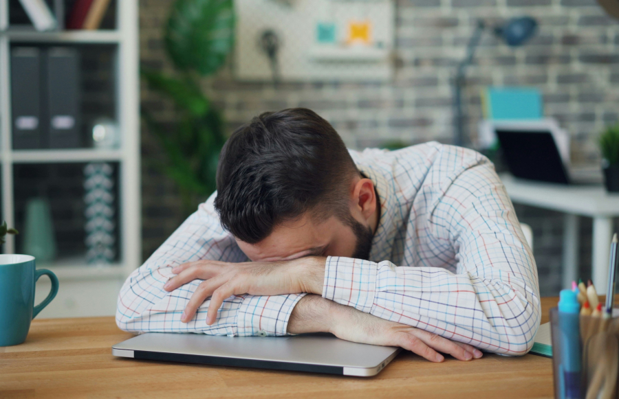 Επιστήμονες λένε ότι ένα σιωπηλό «μίνι εγκεφαλικό επεισόδιο» μπορεί να εξηγήσει τη συνεχή κόπωση