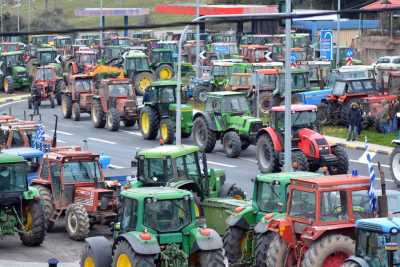 Οι αγρότες αποφάσισαν 6ωρους αποκλεισμούς στα 37 μπλόκα