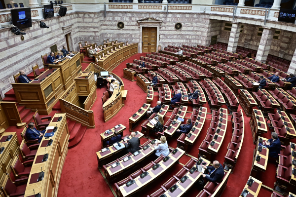 Βουλή: Κλιμακώνεται σε επίπεδο πολιτικών αρχηγών η αντιπαράθεση για τη συνταγματική αναθεώρηση (LIVE)