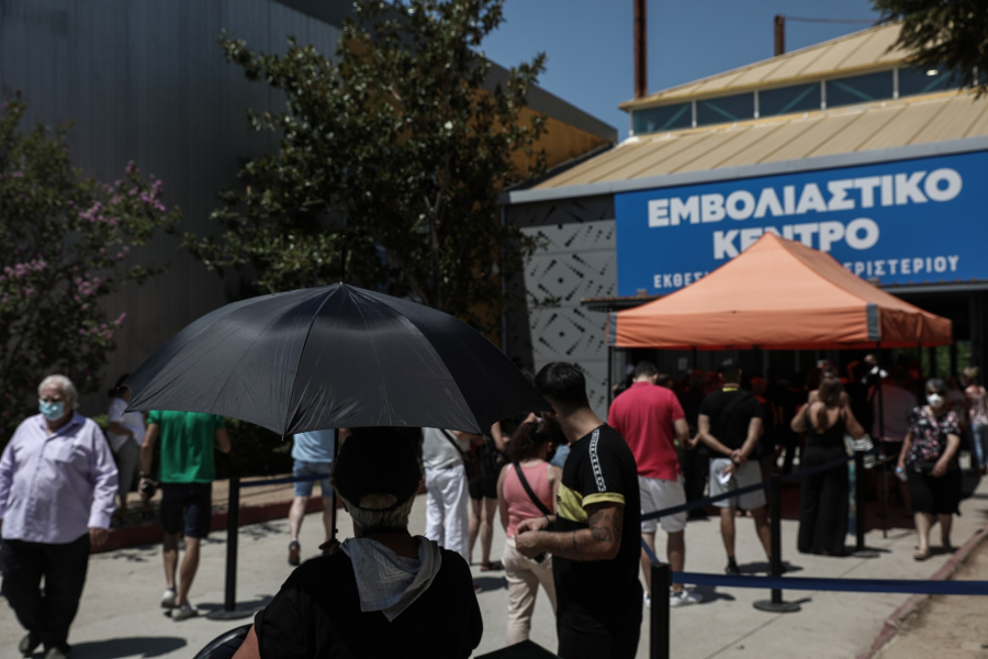 «Βολές» Μόσιαλου στην επιτροπή για την 4η δόση: «Δεν τεκμηριώνεται επιστημονικά η εισήγηση για τους άνω των 30»