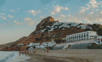 Το «Κυκλαδίτικο» νησί των Σποράδων που συνδυάζει όλα όσα θέλετε στις διακοπές σας