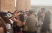 «Ο Δίας εκνευρίστηκε»: Πανικόβλητοι τουρίστες τρέχουν να καλυφθούν από τη βροχή (βίντεο)