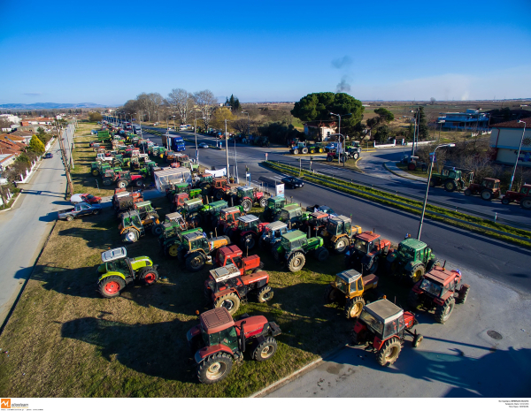 Μπλόκα αγροτών σε όλη τη χώρα - Αποκλεισμοί δρόμων και ρυθμίσεις για τις γιορτές