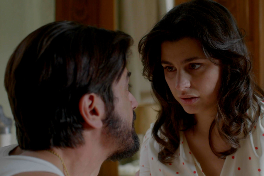 «Άγιος Έρωτας»: Ο πατήρ Νικόλαος αποφασίζει να μείνει δίπλα στη Χλόη έστω και κρυφά (Βίντεο)