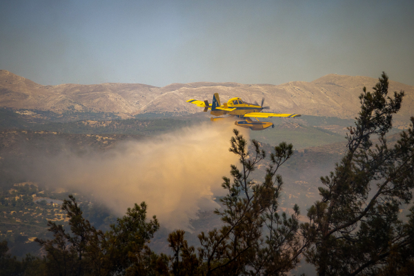 Μεγάλη αναζωπύρωση στη Ρόδο, καίγονται σπίτια στο Ασκληπιείο: Οι εξελίξεις σε Αίγιο, Κάρυστο και Κέρκυρα