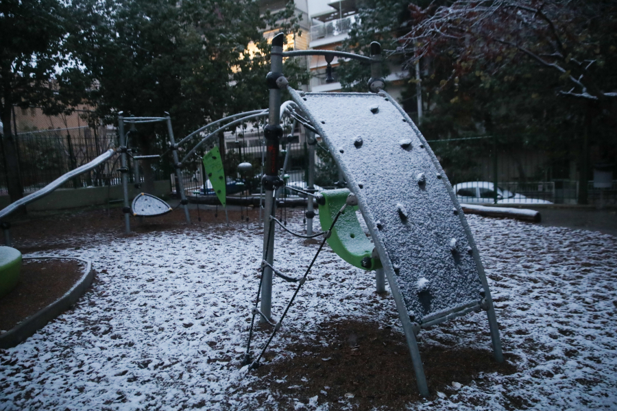 Ξεκίνησε η νέα κακοκαιρία - Πού χιονίζει τώρα στην Αττική