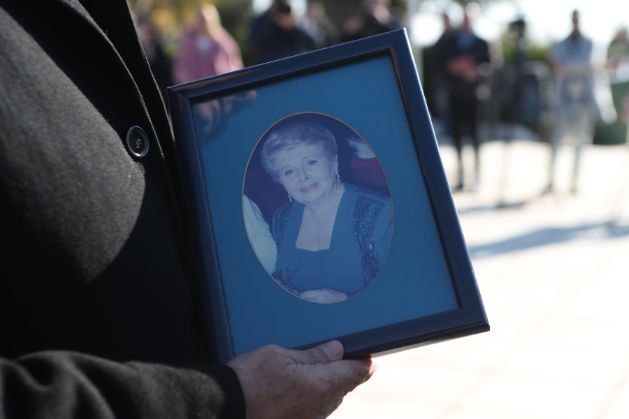 Βέφα Αλεξιάδου: Κανένας επώνυμος στην κηδεία της - Την αποχαιρέτησαν μόνο φίλοι και συγγενείς