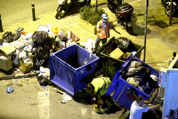 Πρόστιμα από 20 έως 500 ευρώ σε όποιον ρίχνει σκουπίδια σε λάθος κάδο