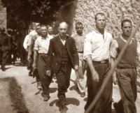 Οι πρώτες ταυτοποιήσεις εκτελεσμένων κομμουνιστών στην Καισαριανή - Ο άνδρας με το πουκάμισο και το χαμογελαστό παιδί