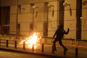 «Πεδίο μάχης» ξανά το βράδυ τα Εξάρχεια: Επίθεση με μολότοφ σε άνδρες των ΜΑΤ