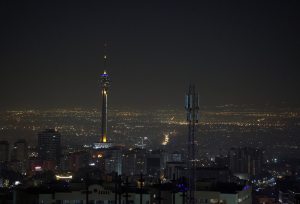 Μπαράζ επιθέσεων του Ισραήλ στην Τεχεράνη – Αντίποινα υπόσχεται το Ιράν