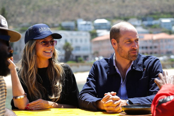 Πρίγκιπας Ουίλιαμ και Χάιντι Κλουμ απόλαυσαν ψητό ψάρι δίπλα στη θάλασσα (Εικόνες)