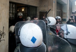Πλειστηριασμοί: Προσαγωγές πολιτών και μηνύσεις. Τι απαντούν οι συμβολαιογράφοι