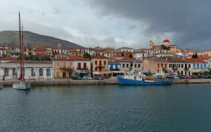 Ο οικονομικός προορισμός μια ανάσα από την Αθήνα που θυμίζει νησί