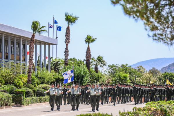 4.500 συνταγματάρχες, 1.900 λοχίες!