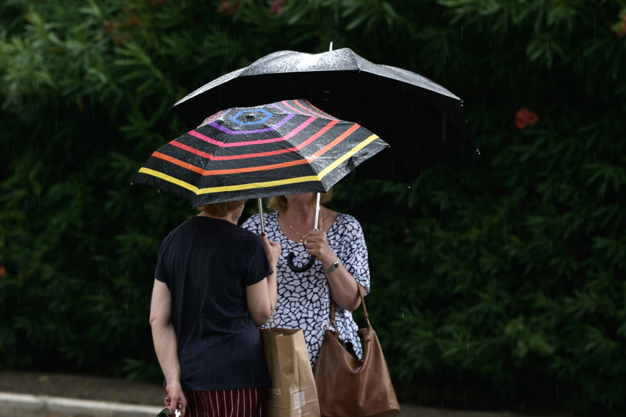 Ο καιρός σήμερα: Καλοκαιρινές μπόρες, με ζέστη και ομπρέλες