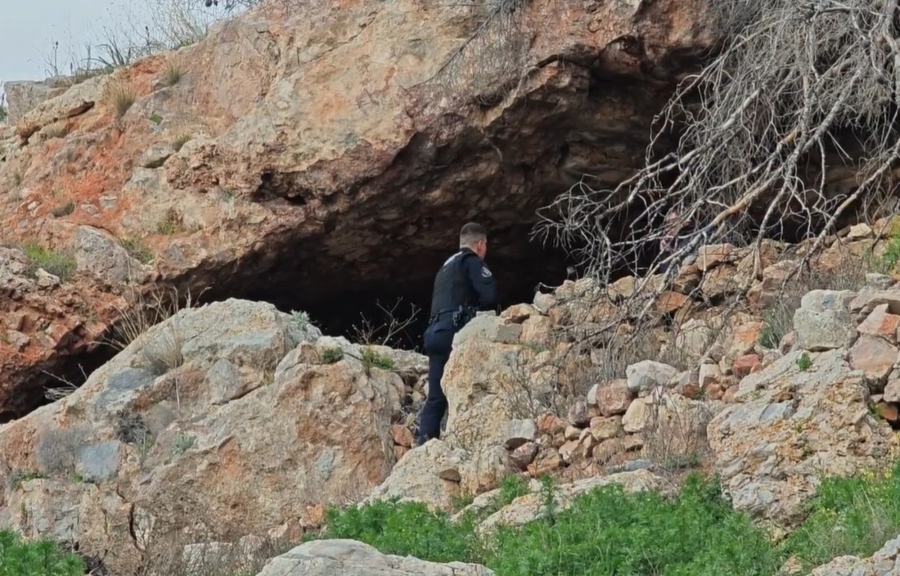 Θρίλερ στη Βούλα: Κρεμασμένη μέσα σε σπηλιά γυναίκα 35-40 ετών