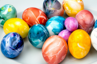 Πώς βάφουμε αυγά με κλωστές