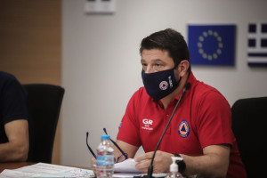 Ο Χαρδαλιάς «φωτογράφησε» μάσκα και σε εξωτερικούς χώρους