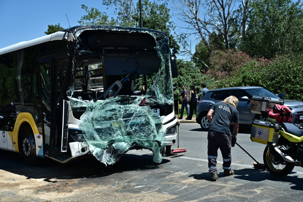 Σοβαρό τροχαίο με δύο λεωφορεία στη Βούλα - 12 παιδιά στο νοσοκομείο