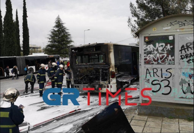 Θεσσαλονίκη: Πήρε φωτιά η μηχανή σε αστικό λεωφορείο, έντρομοι έξω οι επιβάτες