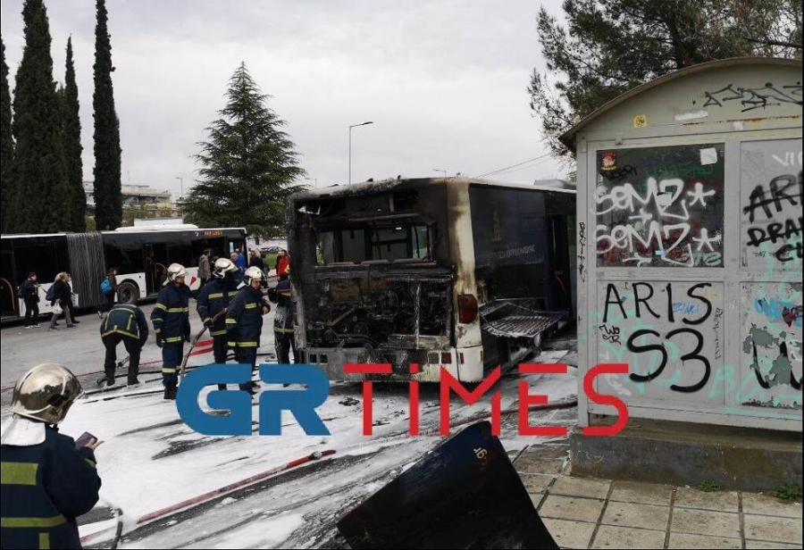 Θεσσαλονίκη: Πήρε φωτιά η μηχανή σε αστικό λεωφορείο, έντρομοι έξω οι επιβάτες