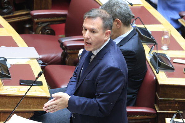 Το ΠΑΣΟΚ χάνει κάθε ίχνος σοβαρότητας: Κατηγορεί τον Τσίπρα ότι θέλει να συγκυβερνήσει με τον... Μητσοτάκη!
