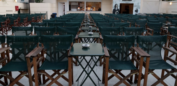 Έδεσσα: Διέλυσαν τον θερινό κινηματογράφο, πέταξαν τραπέζια και καθίσματα σε γκρεμό