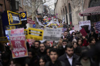Στα μπαλκόνια με κατσαρόλες οι Τούρκοι, τα βίντεο από την καρδιά της Κωνσταντινούπολης