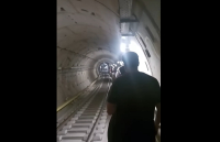 Μετρό Θεσσαλονίκης: Ακινητοποιήθηκε συρμός, οι επιβάτες περπάτησαν στη σήραγγα έως τον σταθμό (Βίντεο)