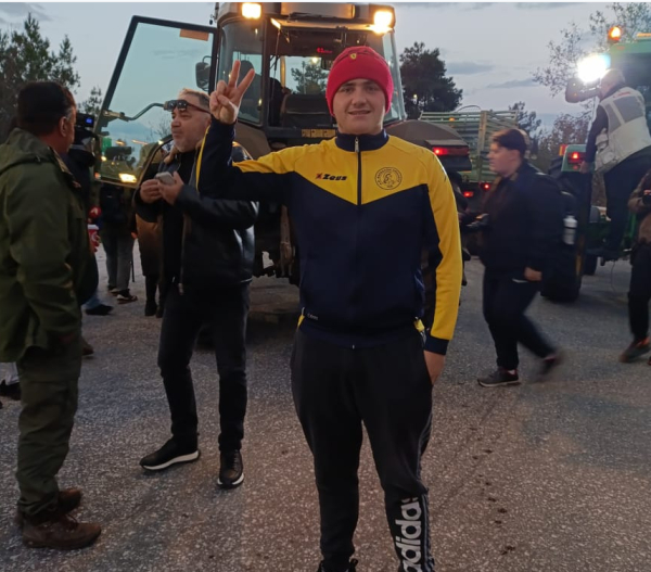 «Ζητάμε αξιοπρέπεια για τα παιδιά μας»: Οι αγρότες της Νίκαιας στο Dnews - Κλείνουν και τις παρακαμπτήριες στην εθνική Αθηνών -Θεσσαλονίκης