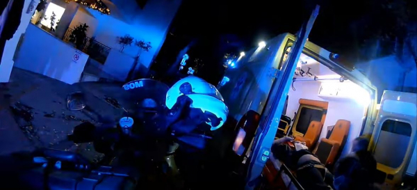 Κολωνάκι: Σε κρίσιμη κατάσταση η 13χρονη που έπεσε από τον 6ο όροφο πολυκατοικίας, το συγκλονιστικό βίντεο της μεταφοράς της