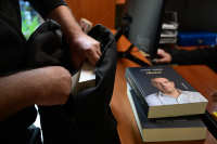 Βιβλία με αφιέρωση σε Ντόρα και ΓΑΠ- Όχι σε Μητσοτάκη και Ανδρουλάκη