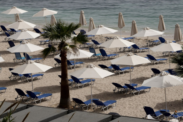 Αντηλιακό και παραλία από αύριο με κρατήσεις και αυστηρά μέτρα