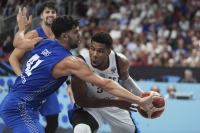 H Ελλάδα πέρασε στους «8» του Eurobasket και η FIBA αποθέωσε τον Γιάννη Αντετοκούνμπο! (εικόνες)