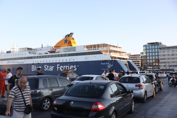 Μεγάλη ταλαιπωρία στον Πειραιά: Ουρές επιβατών μετά την ακύρωση δρομολογίου - «Μπλόκο» σε Ραφήνα και Λαύριο