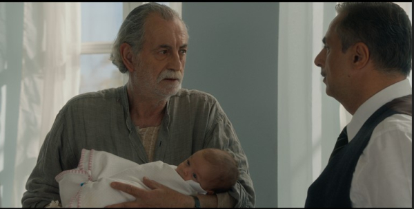 «Πόρτο Λεόνε»: Ο Ντίνος Βούλγαρης δίνει το εγγονάκι του για υιοθεσία στη Γερμανία