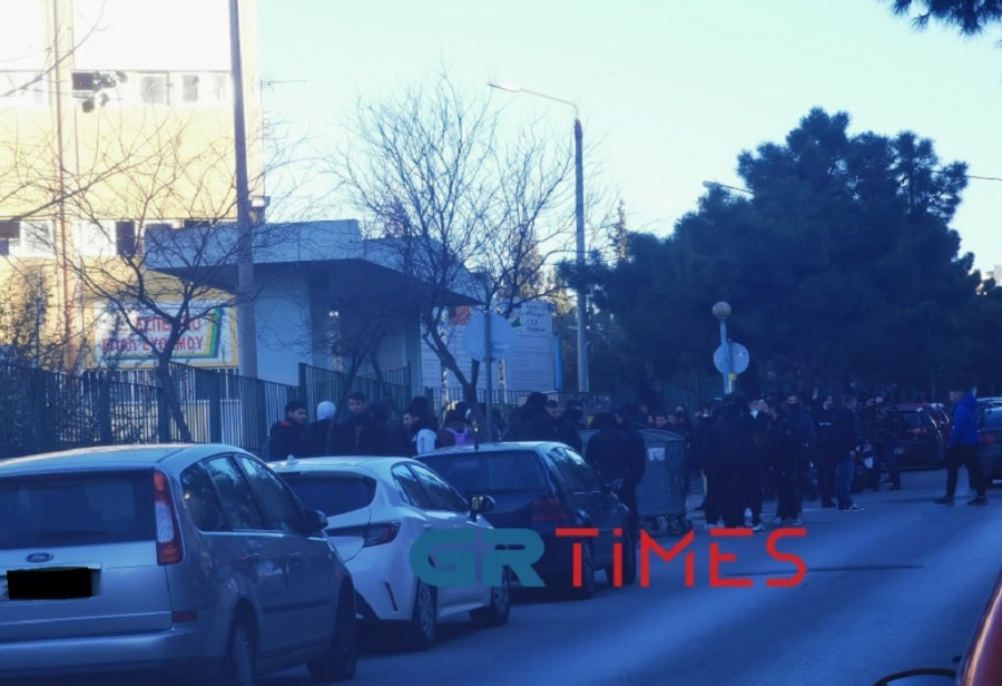 Ένταση με ακροδεξιούς στο 2ο ΕΠΑΛ Ευόσμου: Καταγγελίες για ξυλοδαρμούς - Σε επιφυλακή τα ΜΑΤ (βίντεο)