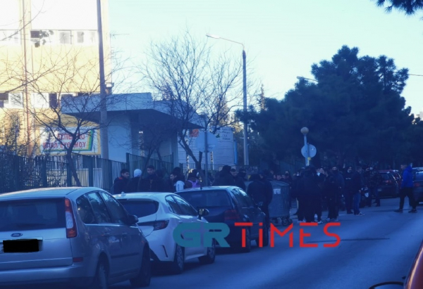 Ένταση με ακροδεξιούς στο 2ο ΕΠΑΛ Ευόσμου: Καταγγελίες για ξυλοδαρμούς - Σε επιφυλακή τα ΜΑΤ (βίντεο)