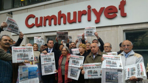 Τουρκία: Αποφυλακίζονται οι δημοσιογράφοι της Cumhuriyet