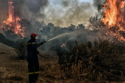 Φωτιά στο Λουτράκι: Κλειστή η Ε.Ο. για πάνω από 50 χιλιόμετρα