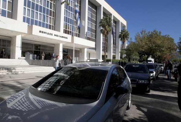 Διερεύνηση των καταγγελιών για τα προσφυγόπουλα στο ΑΤ Ομόνοιας διέταξε η Εισαγγελία