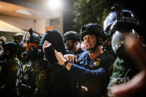 Απειλή συνταγματικής κρίσης στις ΗΠΑ: Ο Τραμπ θυμήθηκε μέχρι και τον «Νόμο περί Ανταρσίας»