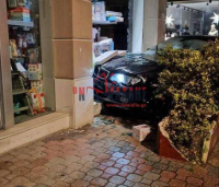 Κατερίνη: ΙΧ «καρφώθηκε» σε βιτρίνα καταστήματος