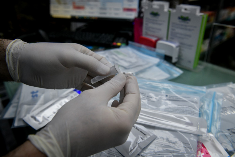 Από την Πέμπτη η διάθεση των self test στους δημοσίους υπαλλήλους: Μειώνεται κατά 10% η τηλεργασία