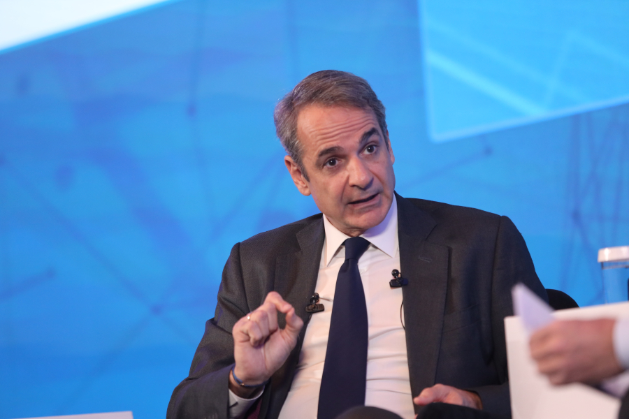 Συνάντηση Μητσοτάκη - Αμπάς: Υπέρ της επανεκκίνησης της πολιτικής διαδικασίας με στόχο τη λύση των δύο κρατών